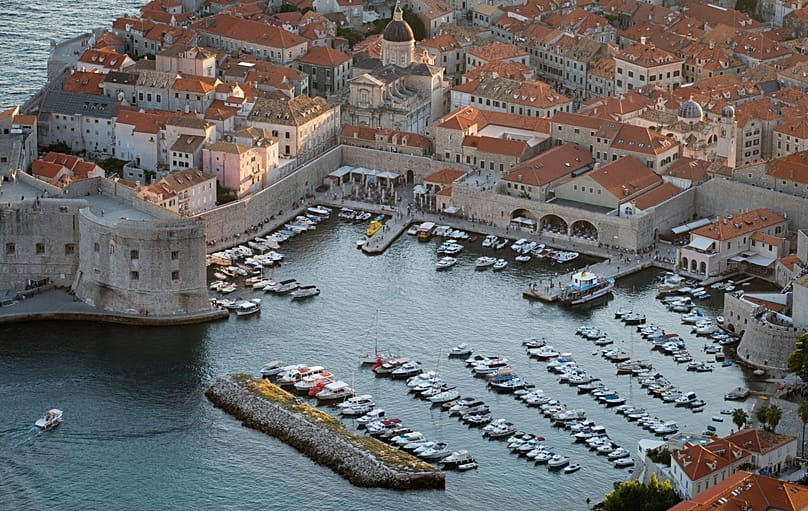 Porto na cidade velha de Dubrovnik, Croácia, a partir de uma colina acima da cidade