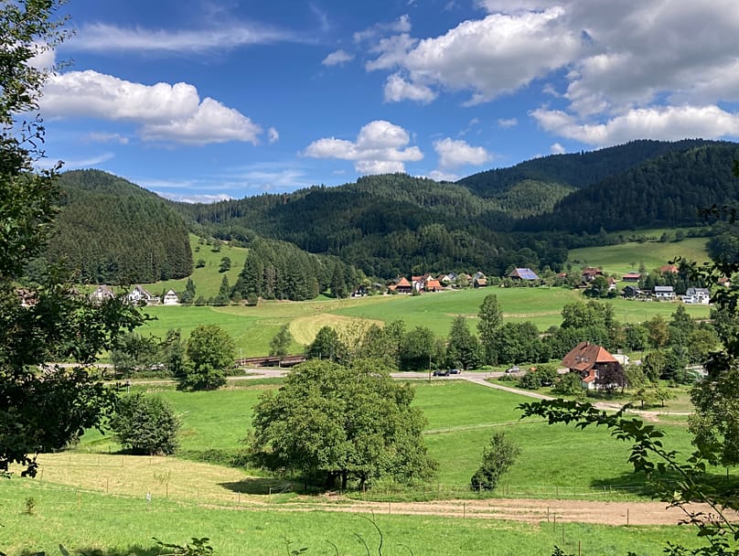 Um letreiro do Parque para Todos os Sentidos, conhecido localmente como Park mit allen Sinnen, visto na quinta-feira, 8 de agosto de 2024, em Gutach, Alemanha.